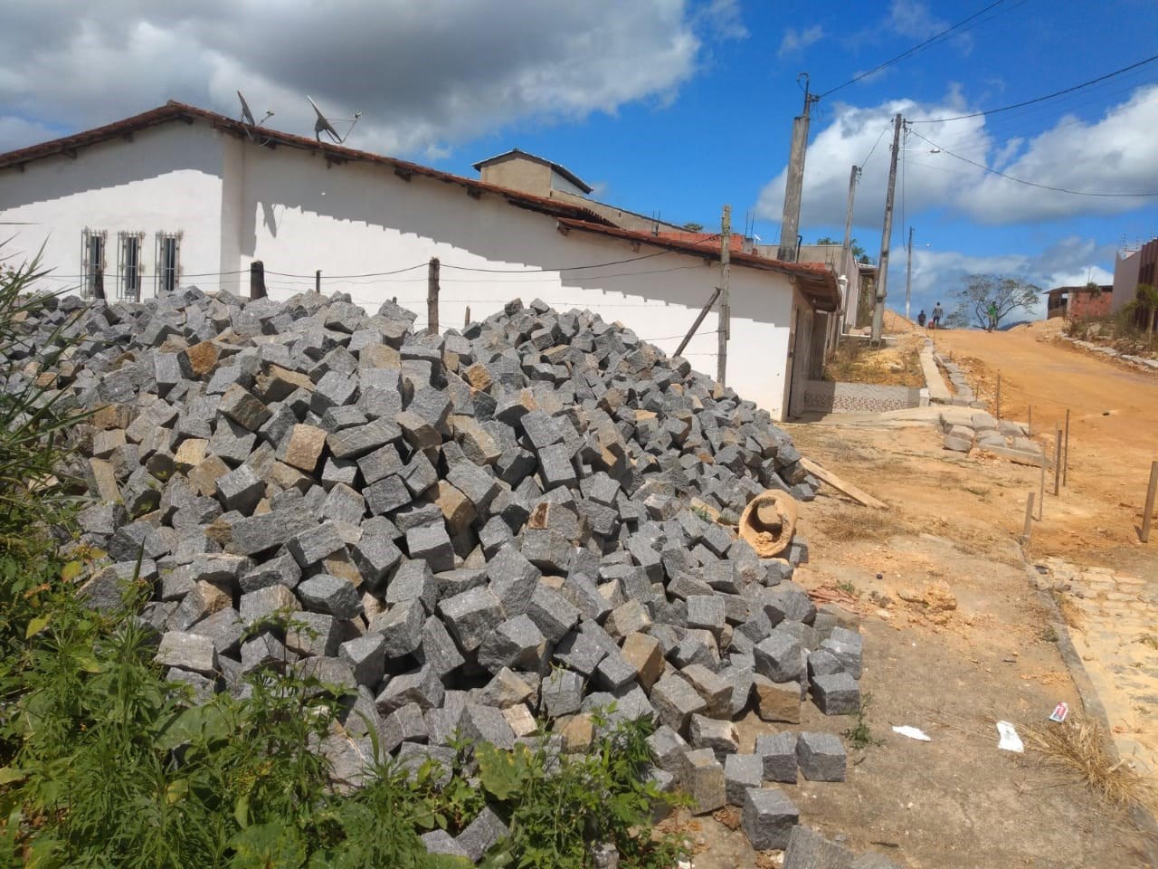 Camacã: Rua Ibicaraí no Bairro Nova Ipanema recebe calçamento
